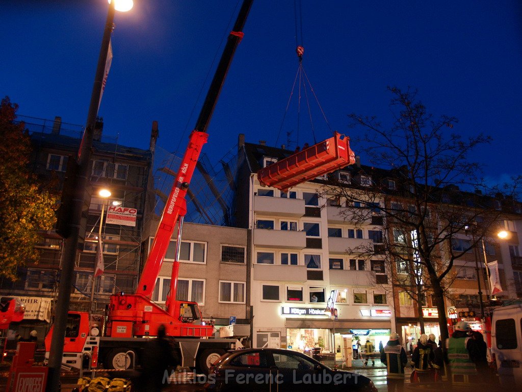 Sturm 3 Geruest droht auf die Strasse zu stuerzen Koeln Kalk Kalker Hauptstr   P072.JPG